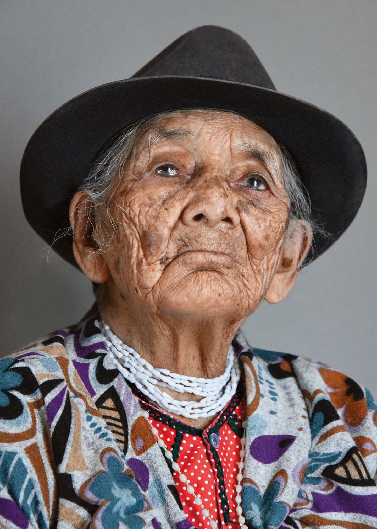 Bildband "100 Jahre Lebensglück" von Karsten Thormaehlen Maria Luisa Medina - geboren am 8. April 1913 in Loja, Ecuador Am liebsten spinnt Maria Wollfäden aus Schafswolle. Alltagsarbeiten, glaubt sie, "halten zäh". Die Ecuadorianerin war in ihrem Leben nur einmal beim Arzt. Maria schätzt Ruhe, saubere Luft, gesundes Essen - und ihr Hausmittel "Ishpingo".