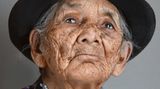 Maria Luisa Medina - geboren am 8. April 1913 in Loja, Ecuador  Am liebsten spinnt Maria Wollfäden aus Schafswolle. Alltagsarbeiten, glaubt sie, "halten zäh". Die Ecuadorianerin war in ihrem Leben nur einmal beim Arzt. Maria schätzt Ruhe, saubere Luft, gesundes Essen - und ihr Hausmittel "Ishpingo".