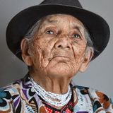 Maria Luisa Medina - geboren am 8. April 1913 in Loja, Ecuador  Am liebsten spinnt Maria Wollfäden aus Schafswolle. Alltagsarbeiten, glaubt sie, "halten zäh". Die Ecuadorianerin war in ihrem Leben nur einmal beim Arzt. Maria schätzt Ruhe, saubere Luft, gesundes Essen - und ihr Hausmittel "Ishpingo".