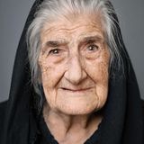 Tonia Nola - geboren am 4. Februar 1914 in Silanus, Sardinien (Italien)  Tonia Nola wuchs in Silanus auf Sardinien auf, einem kleinen Bergdorf am Fuße des Monte Arbo. Ihr Lebenslauf zeichnet sich vor allem durch eines aus: Beständigkeit. Sie hat ihr Heimatdorf ihr Leben lang nie verlassen, hat nie geheiratet oder Kinder bekommen. Sie arbeitete als Haushaltshilfe - ihr Leben lang. Gefragt nach ihrem Rat für ein langes Leben, antwortet die Sardin: "Heiter und ohne Stress arbeiten, nicht neidisch sein und viel Minestrone essen."