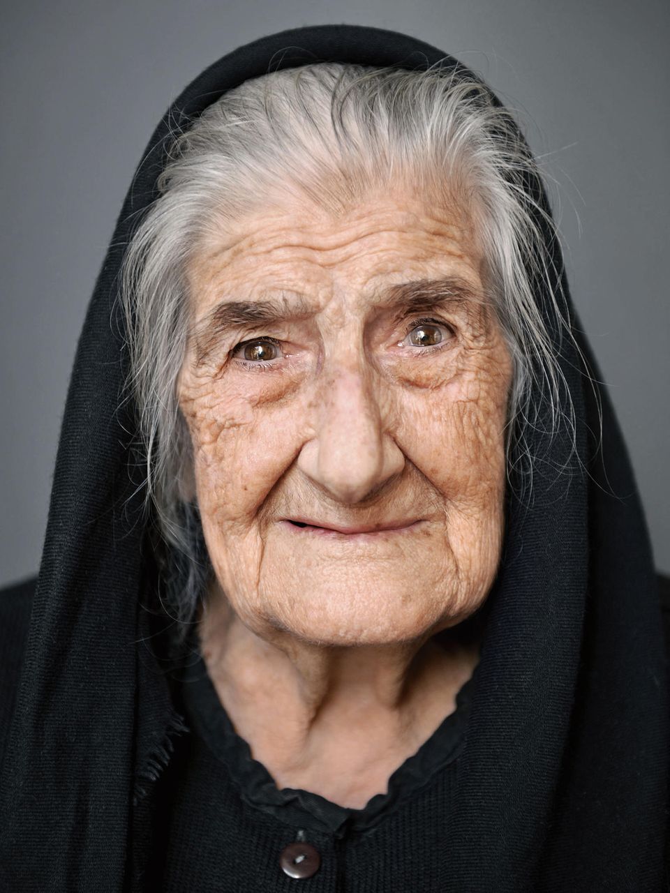 Bildband "100 Jahre Lebensglück" von Karsten Thormaehlen Tonia Nola - geboren am 4. Februar 1914 in Silanus, Sardinien (Italien) Tonia Nola wuchs in Silanus auf Sardinien auf, einem kleinen Bergdorf am Fuße des Monte Arbo. Ihr Lebenslauf zeichnet sich vor allem durch eines aus: Beständigkeit. Sie hat ihr Heimatdorf ihr Leben lang nie verlassen, hat nie geheiratet oder Kinder bekommen. Sie arbeitete als Haushaltshilfe - ihr Leben lang. Gefragt nach ihrem Rat für ein langes Leben, antwortet die Sardin: "Heiter und ohne Stress arbeiten, nicht neidisch sein und viel Minestrone essen."