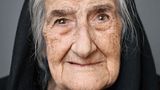Tonia Nola - geboren am 4. Februar 1914 in Silanus, Sardinien (Italien)  Tonia Nola wuchs in Silanus auf Sardinien auf, einem kleinen Bergdorf am Fuße des Monte Arbo. Ihr Lebenslauf zeichnet sich vor allem durch eines aus: Beständigkeit. Sie hat ihr Heimatdorf ihr Leben lang nie verlassen, hat nie geheiratet oder Kinder bekommen. Sie arbeitete als Haushaltshilfe - ihr Leben lang. Gefragt nach ihrem Rat für ein langes Leben, antwortet die Sardin: "Heiter und ohne Stress arbeiten, nicht neidisch sein und viel Minestrone essen."
