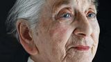 Berta Maria Frieda Preiss - geboren am 9. Mai 1912 in Mönchberg (Deutschland)  Zusammen mit ihrem Mann Karl führte Berta bis Ende der 1970er Jahre einen kleinen Lebensmittelladen im Ort. Bis ins hohe Alter fuhr sie mit dem Fahrrad und bekochte ihre Kinder und Enkel. Sie geht regelmäßig in die Kirche. Wer alt werden wolle, sollte nichts übertreiben, findet sie.