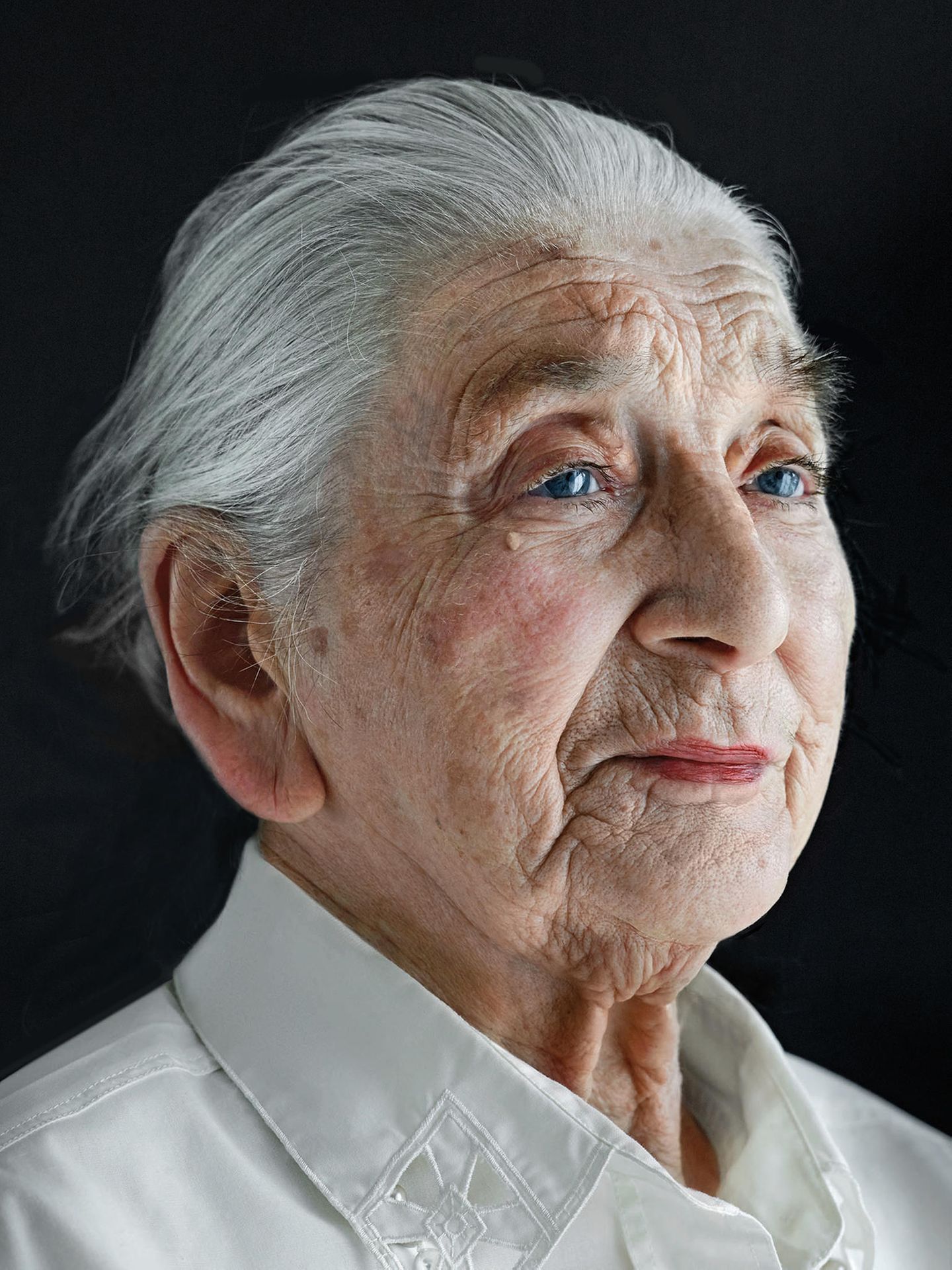 Berta Maria Frieda Preiss - geboren am 9. Mai 1912 in Mönchberg (Deutschland)  Zusammen mit ihrem Mann Karl führte Berta bis Ende der 1970er Jahre einen kleinen Lebensmittelladen im Ort. Bis ins hohe Alter fuhr sie mit dem Fahrrad und bekochte ihre Kinder und Enkel. Sie geht regelmäßig in die Kirche. Wer alt werden wolle, sollte nichts übertreiben, findet sie.