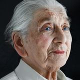 Berta Maria Frieda Preiss - geboren am 9. Mai 1912 in Mönchberg (Deutschland)  Zusammen mit ihrem Mann Karl führte Berta bis Ende der 1970er Jahre einen kleinen Lebensmittelladen im Ort. Bis ins hohe Alter fuhr sie mit dem Fahrrad und bekochte ihre Kinder und Enkel. Sie geht regelmäßig in die Kirche. Wer alt werden wolle, sollte nichts übertreiben, findet sie.