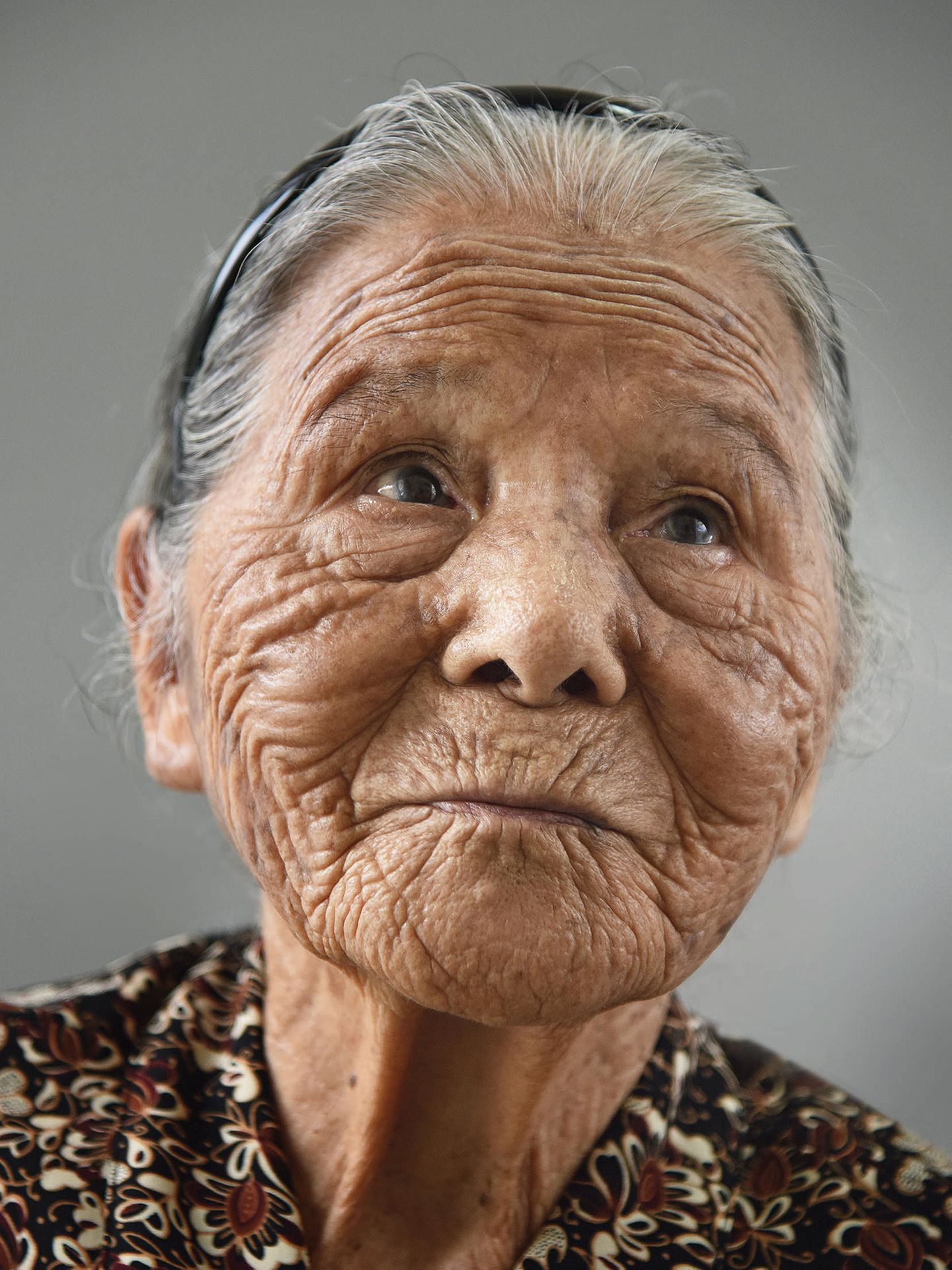 Tonaki Tsuru - geboren am 1. Oktober 1913 in Nanjõ, Japan  Tonaki hat ihren Ehemann bereits vor 50 Jahren verloren. Mit ihm hat die Japanerin vier Kinder. Tonaki arbeitete als Textilarbeiterin in einer Fabrik und lebt zeit ihres Lebens auf Okinawa, einer Inselgruppe, die den Hundertjährigen-Rekord hält. Heute zieht die Japanerin am liebsten Süßkartoffeln oder spielt traditionelle Volksmusik auf einer Shamisen, einer Art Gitarre. 