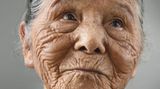 Tonaki Tsuru - geboren am 1. Oktober 1913 in Nanjõ, Japan  Tonaki hat ihren Ehemann bereits vor 50 Jahren verloren. Mit ihm hat die Japanerin vier Kinder. Tonaki arbeitete als Textilarbeiterin in einer Fabrik und lebt zeit ihres Lebens auf Okinawa, einer Inselgruppe, die den Hundertjährigen-Rekord hält. Heute zieht die Japanerin am liebsten Süßkartoffeln oder spielt traditionelle Volksmusik auf einer Shamisen, einer Art Gitarre. 