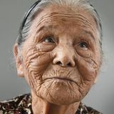 Tonaki Tsuru - geboren am 1. Oktober 1913 in Nanjõ, Japan  Tonaki hat ihren Ehemann bereits vor 50 Jahren verloren. Mit ihm hat die Japanerin vier Kinder. Tonaki arbeitete als Textilarbeiterin in einer Fabrik und lebt zeit ihres Lebens auf Okinawa, einer Inselgruppe, die den Hundertjährigen-Rekord hält. Heute zieht die Japanerin am liebsten Süßkartoffeln oder spielt traditionelle Volksmusik auf einer Shamisen, einer Art Gitarre. 