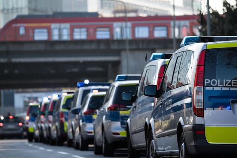 Betrunkener mit Sturmgewehr-Imitat löst Großeinsatz der Polizei aus