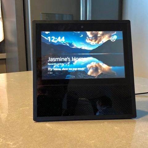 Der Amazon Echo auf einem Küchentresen aus Stein