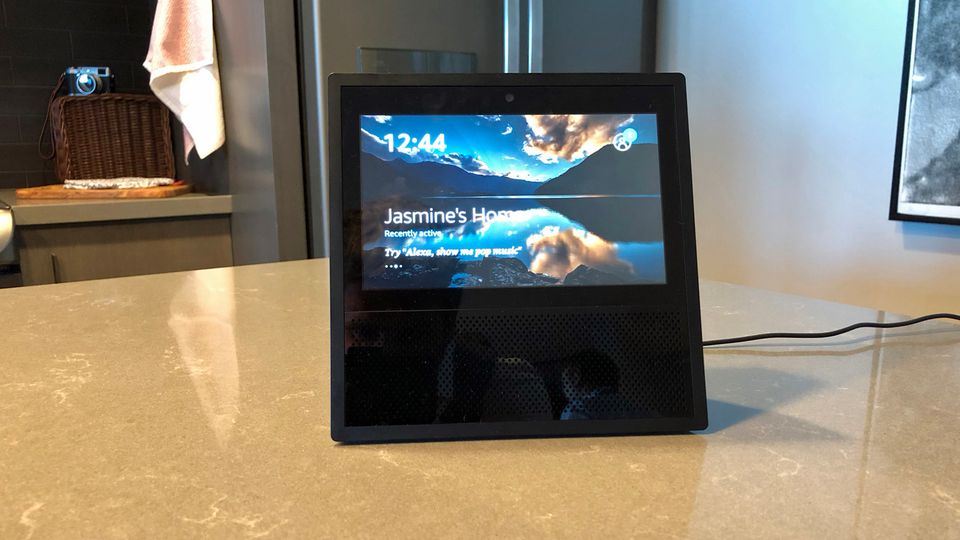 Der Amazon Echo auf einem Küchentresen aus Stein