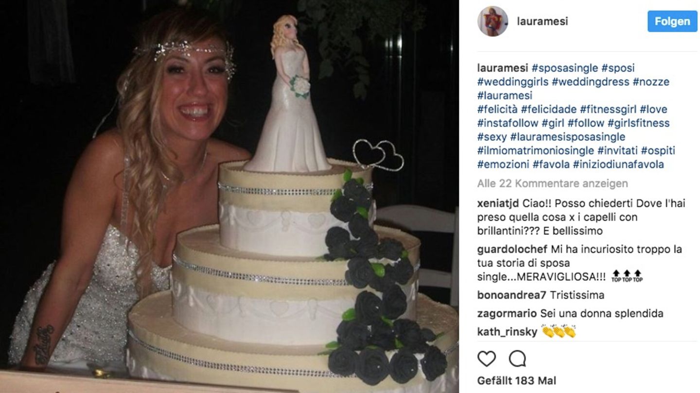 Laura Mesi posiert mit ihrer Hochzeitstorte