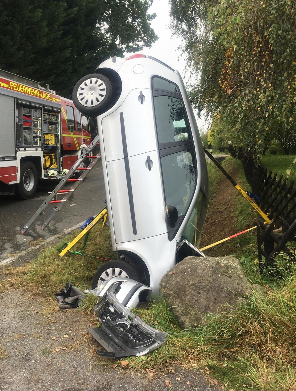 Nachrichten Deutschland - Auto steht Kopf Nachrichten Deutschland - Auto bleibt über Kopf im Graben stecken