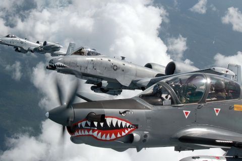 Im Vordergrund fliegt die kleine Super Tucano, dahinter sind zwei A-10 Warthogs zu sehen.