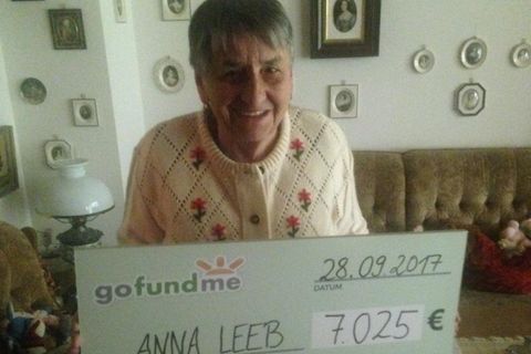 Anna Leeb hält lächelnd den Scheck mit der Summe über 7025 Euro in die Kamera