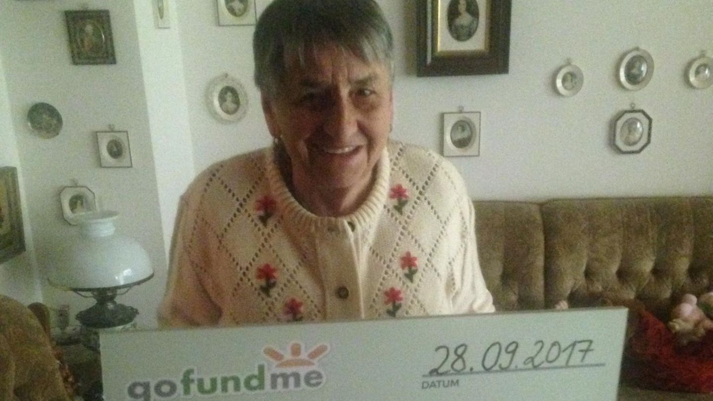 Anna Leeb hält lächelnd den Scheck mit der Summe über 7025 Euro in die Kamera