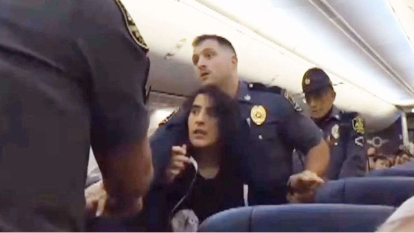 Polizisten bringen eine Frau vom Bord einer Southwest-Airlines-Maschine