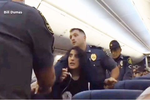 Polizisten bringen eine Frau vom Bord einer Southwest-Airlines-Maschine
