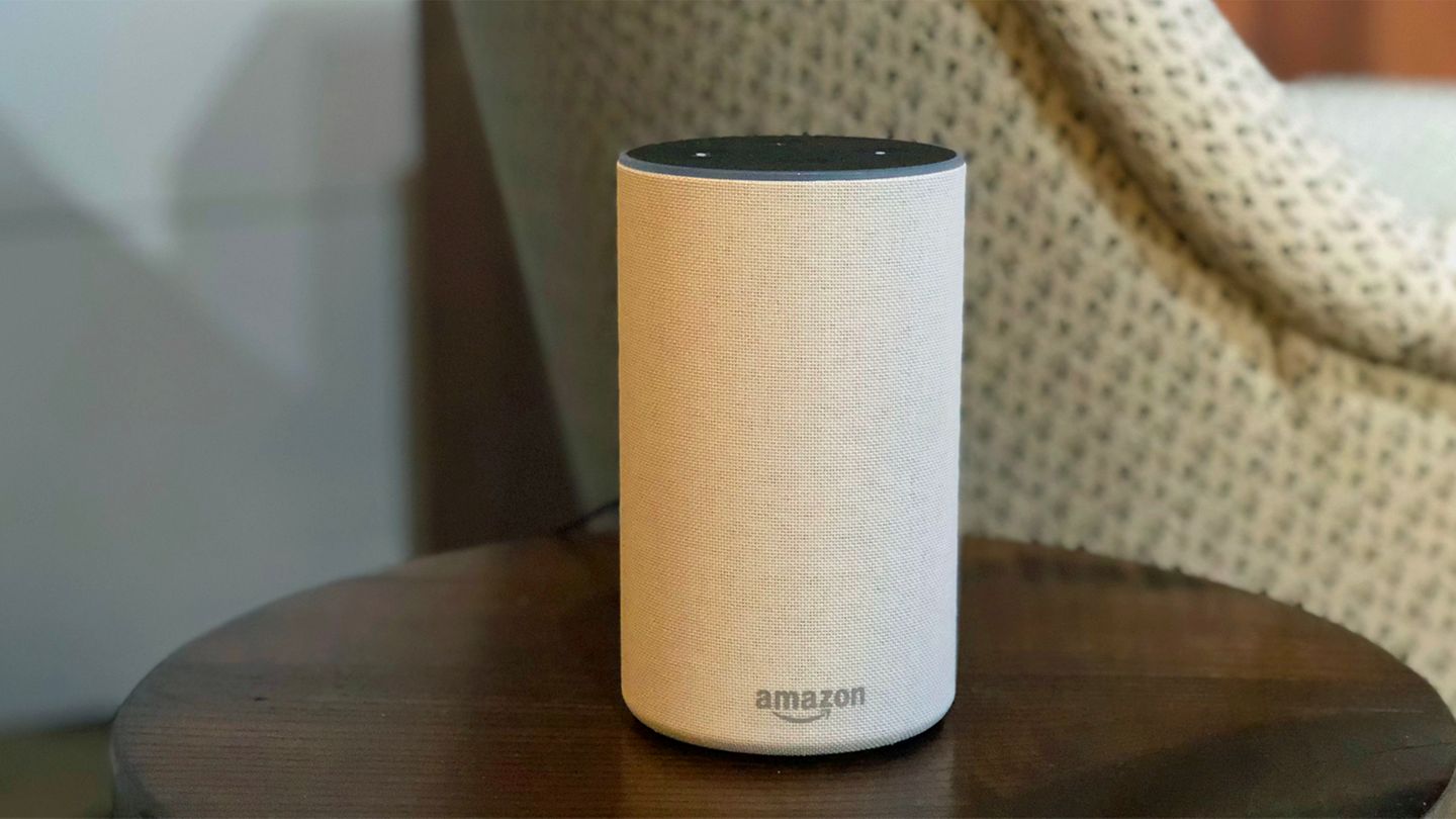 Der neue Amazon Echo steht im Amazon-Hauptquartier in Seattle auf einem kleinen Beistelltisch