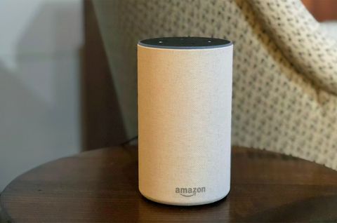 Der neue Amazon Echo steht im Amazon-Hauptquartier in Seattle auf einem kleinen Beistelltisch