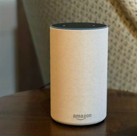 Der neue Amazon Echo steht im Amazon-Hauptquartier in Seattle auf einem kleinen Beistelltisch