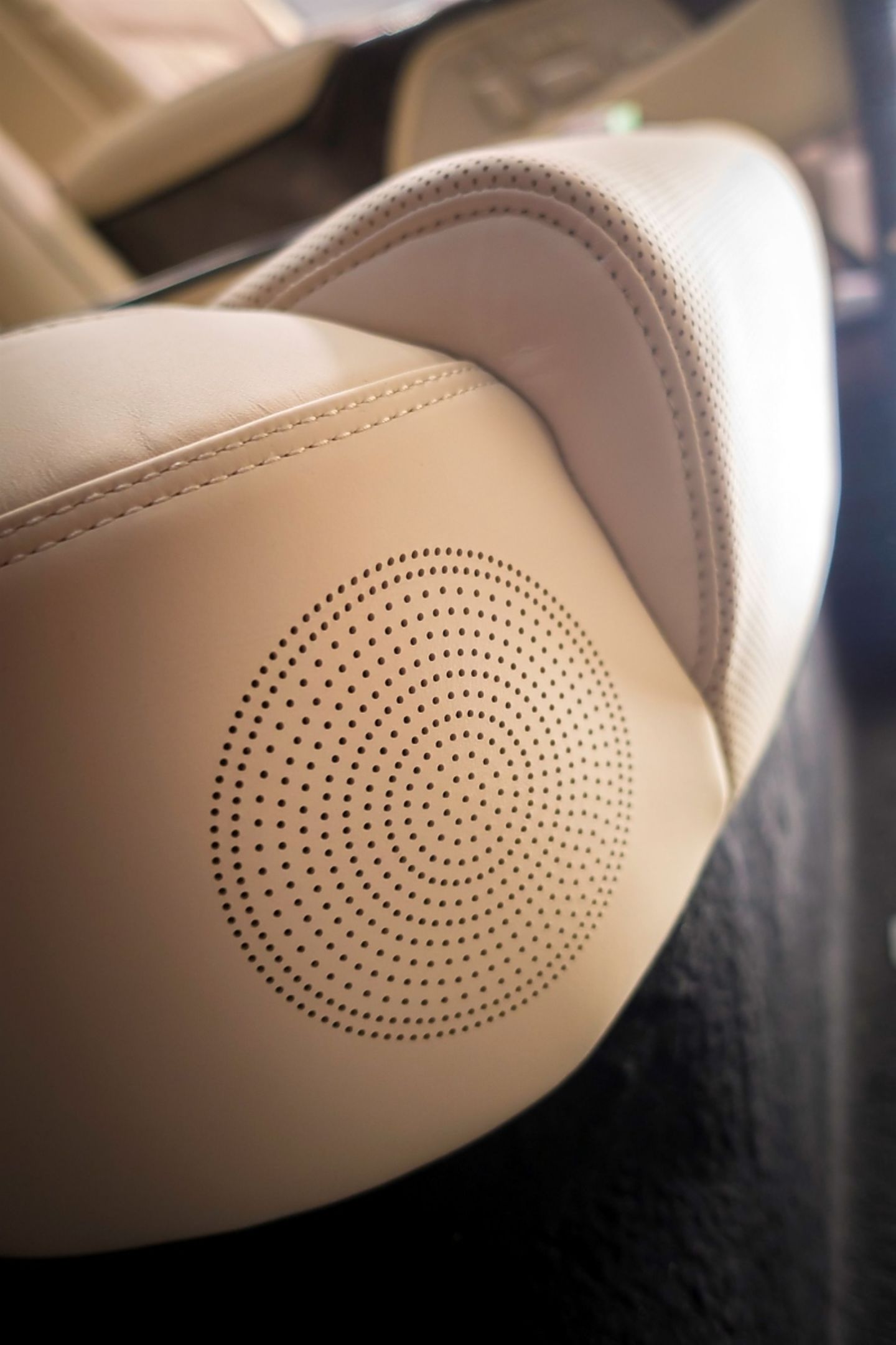 Genesis G90 5.0 - Boxen, wohin das Auge auch schaut