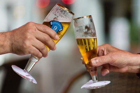 Zwei Männer stoßen mit Bier an