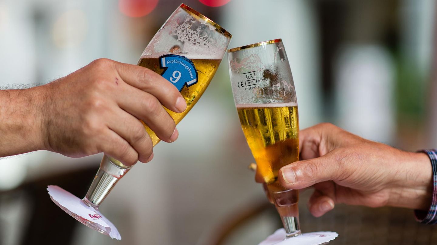 Zwei Männer stoßen mit Bier an