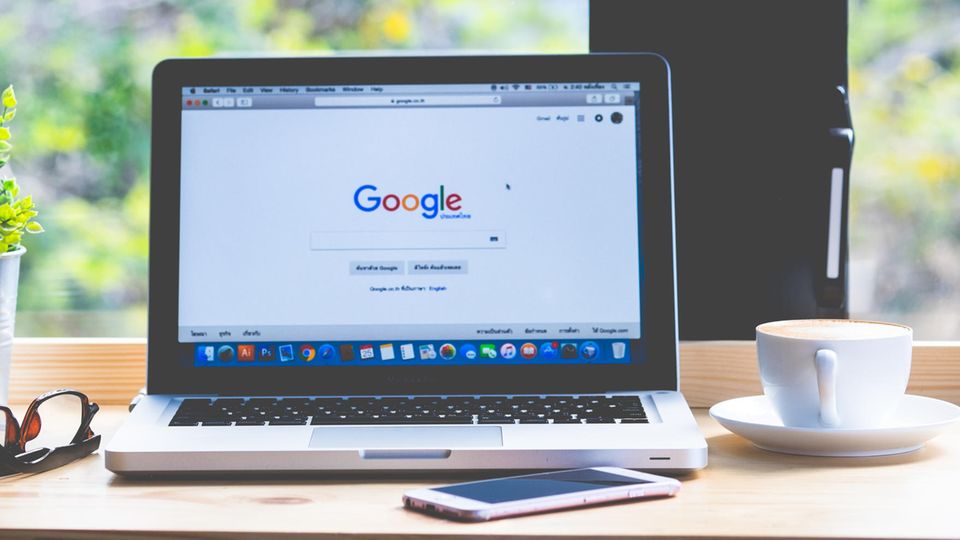 Laptop mit Google Website Laptop mit Google Website