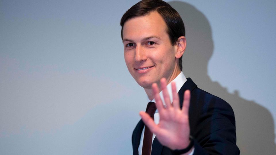 Jared Kushner winkt