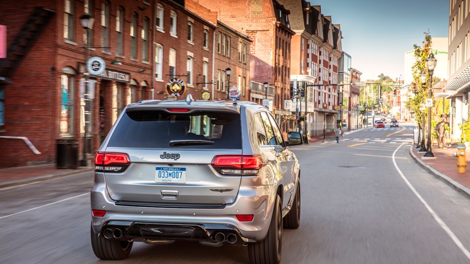 Jeep Grand Cherokee Trackhawk: Im Stadtverkehr liegt schon der Normverbrauch des Cherokee Trackhawk bei 21 Liter auf 100 Kilometer. Im Stadtverkehr liegt schon der Normverbrauch des Cherokee Trackhawk bei 21 Liter auf 100 Kilometer.
