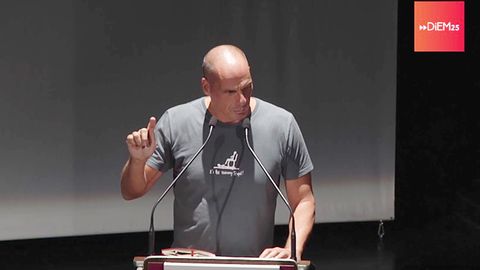 Varoufakis mit Anti-Schäuble-T-Shirt