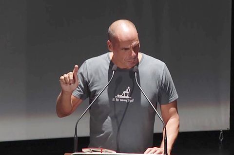 Varoufakis mit Anti-Schäuble-T-Shirt