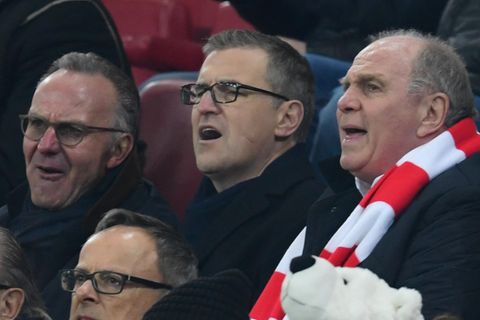 Der Finanzvorstand des FC Bayern München, Christian Dreesen (zwischen Karl-Heinz Rummenigge und Uli Hoeneß; Archivbild)