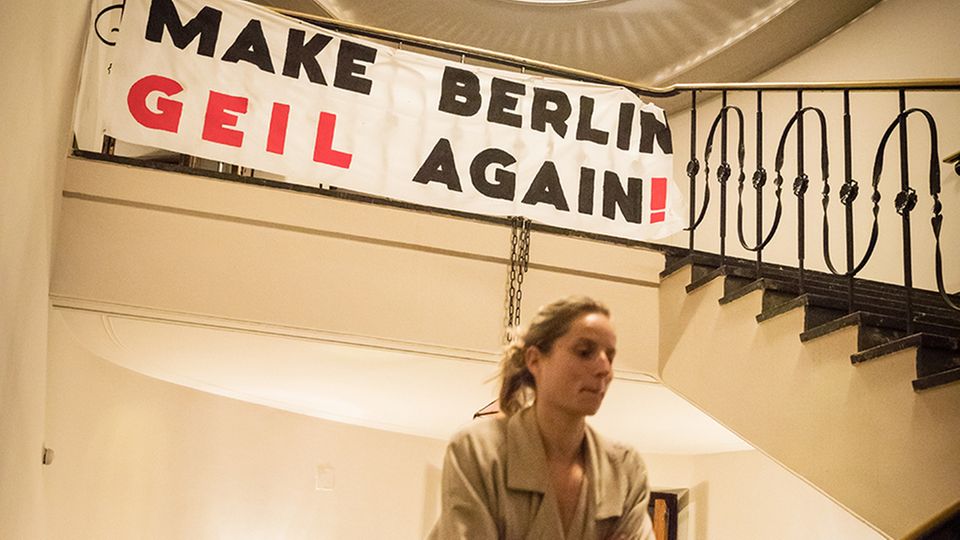 Aktivisten richteten einen Infopoint in der Berliner Volksbühne ein Aktivisten richteten einen Infopoint in der Berliner Volksbühne ein