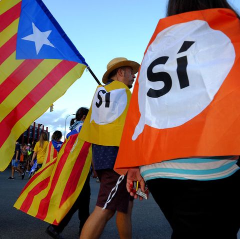 Katalanen schwenken katalanische Fahnen (Esteledas) während einer Demonstration zur Unterstützung des Referendums für die Unabhängigkeit in Barcelona, Spanien