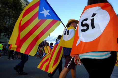 Katalanen schwenken katalanische Fahnen (Esteledas) während einer Demonstration zur Unterstützung des Referendums für die Unabhängigkeit in Barcelona, Spanien