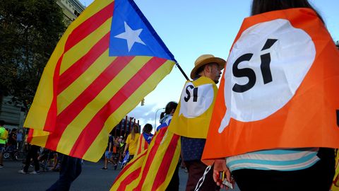 Katalanen schwenken katalanische Fahnen (Esteledas) während einer Demonstration zur Unterstützung des Referendums für die Unabhängigkeit in Barcelona, Spanien