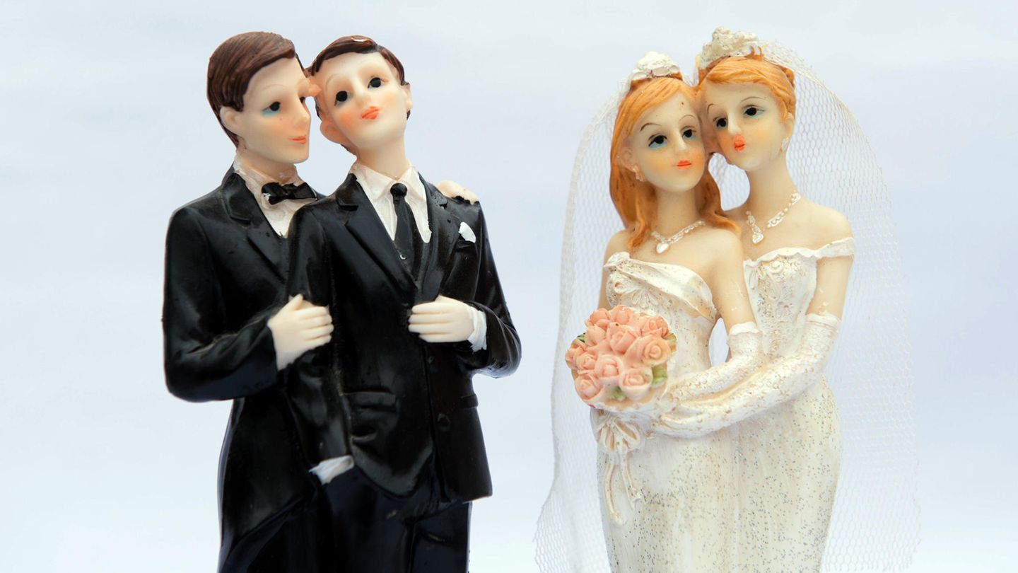 Zwei gleichgeschlechtliche Brautpaare als Tortenfiguren