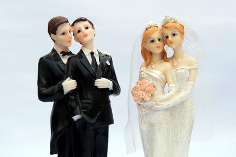 Zwei gleichgeschlechtliche Brautpaare als Tortenfiguren