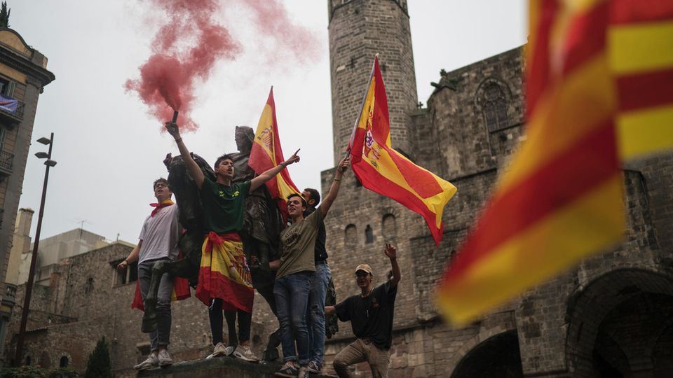 Demonstranten schwenken in Barcelona bei einer Demonstration gegen die Unabhängigkeit Kataloniens spanische Flaggen