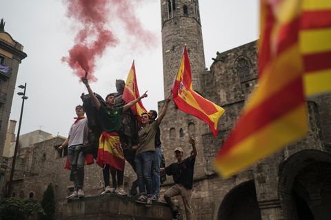 Demonstranten schwenken in Barcelona bei einer Demonstration gegen die Unabhängigkeit Kataloniens spanische Flaggen