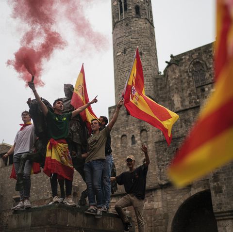 Demonstranten schwenken in Barcelona bei einer Demonstration gegen die Unabhängigkeit Kataloniens spanische Flaggen