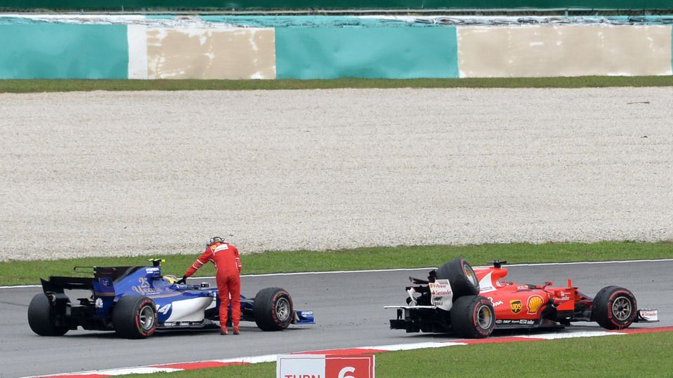 Sebastian Vettel Sepang Ferrari Sebastian Vettel fährt per Anhalter in die Boxengasse, weil sein Ferrari nur noch drei Räder hat