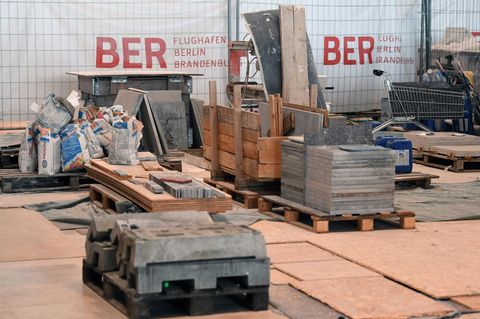 Baumaterial auf der Baustelle des Hauptstadtflughafens BER