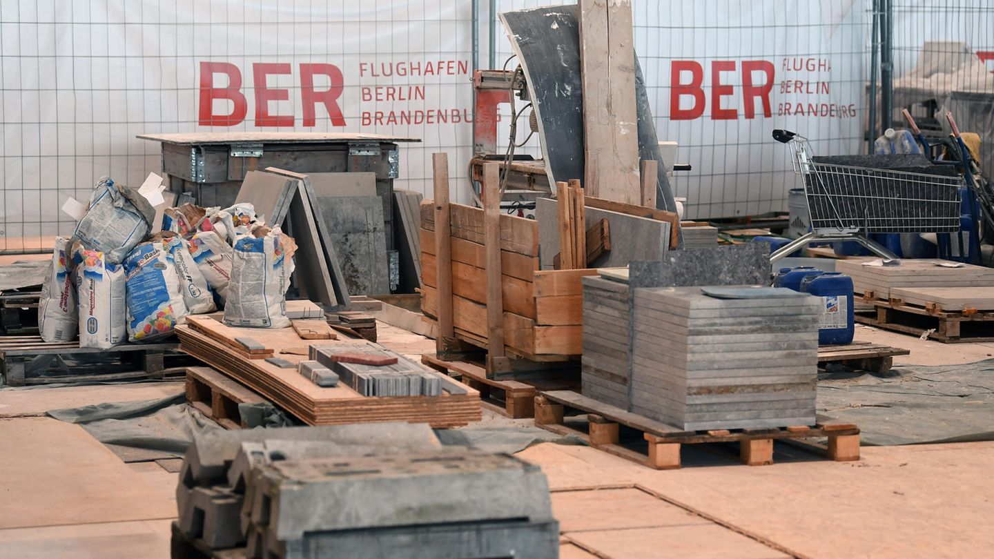 Baumaterial auf der Baustelle des Hauptstadtflughafens BER