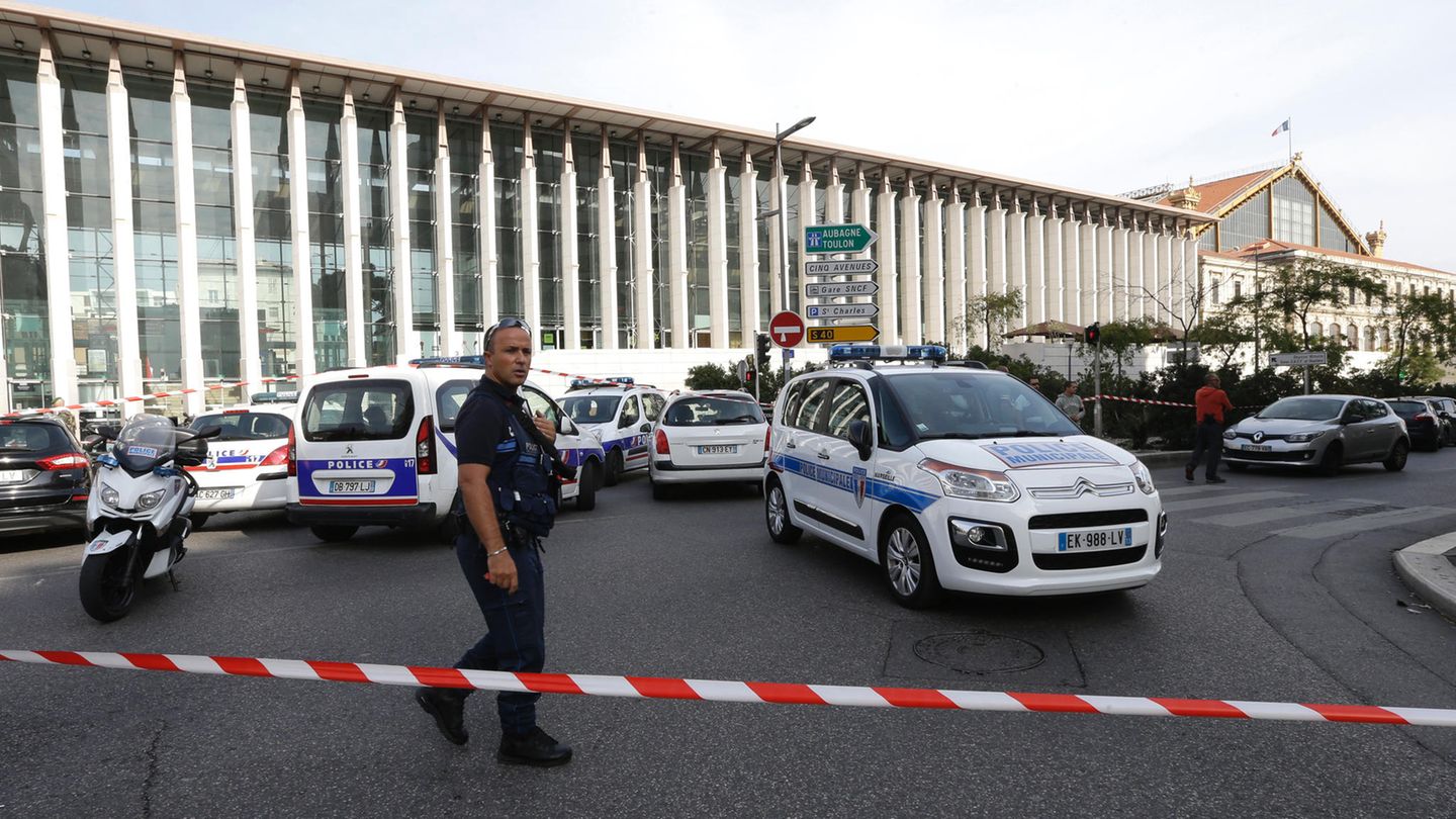 Ein Polizist patrouilliert in Marseille vor dem Bahnhof.
