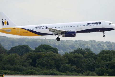 Eine Maschine der Monarch Airlines im Landeanflug auf Manchester