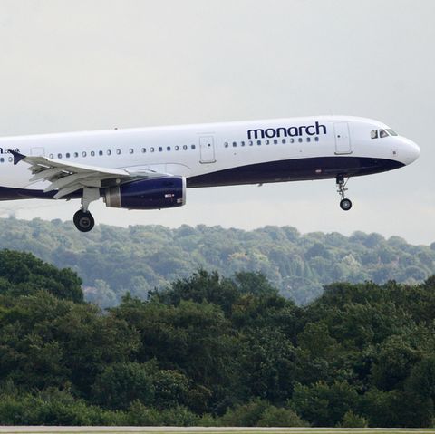 Eine Maschine der Monarch Airlines im Landeanflug auf Manchester