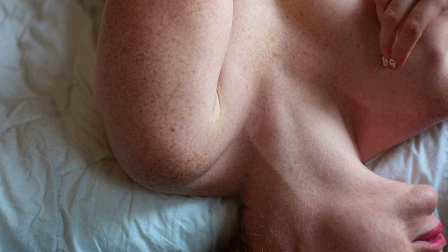 Eine Frau im Bett